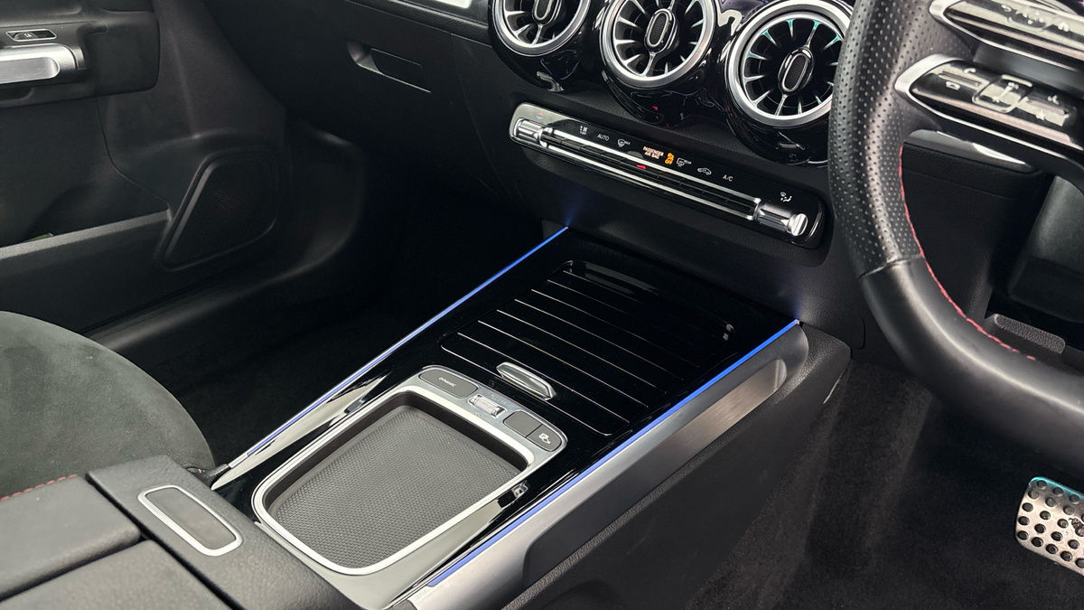 Mercedes-Benz GLB Image 18