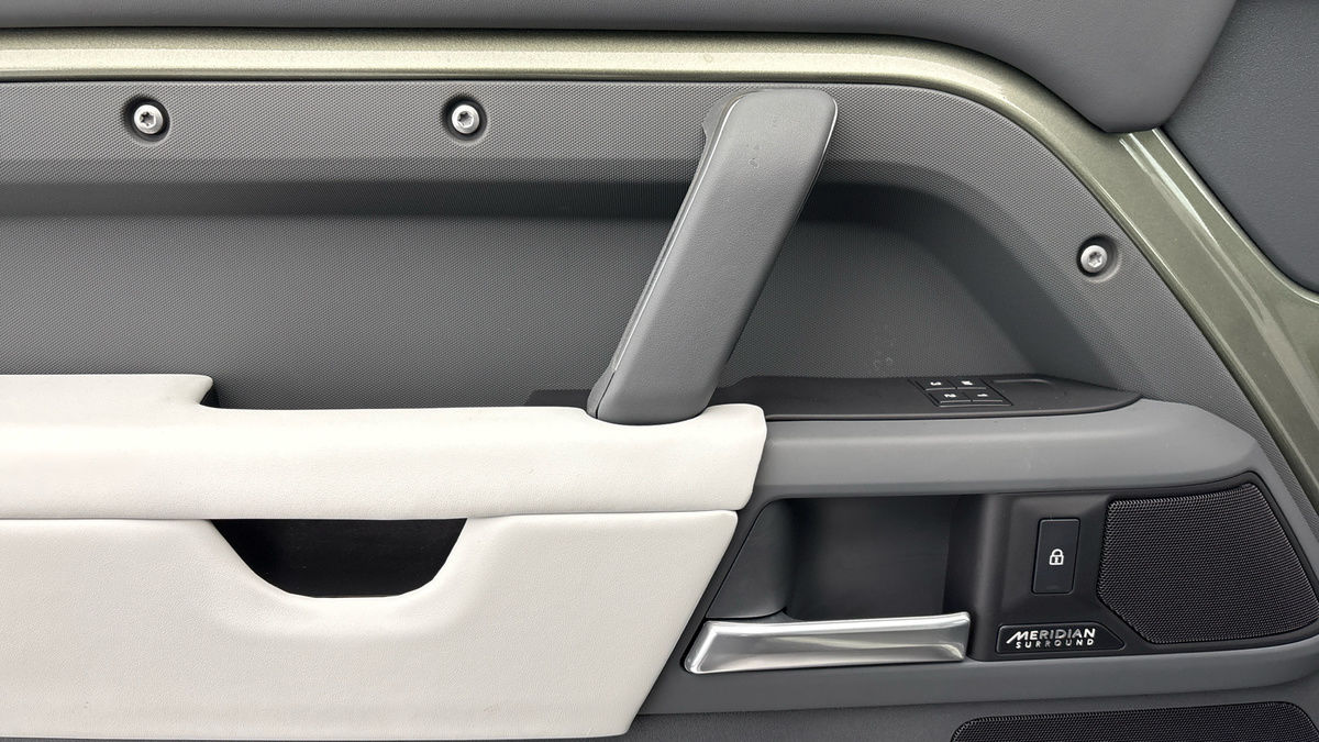 Land Rover Defender 110 Image 19