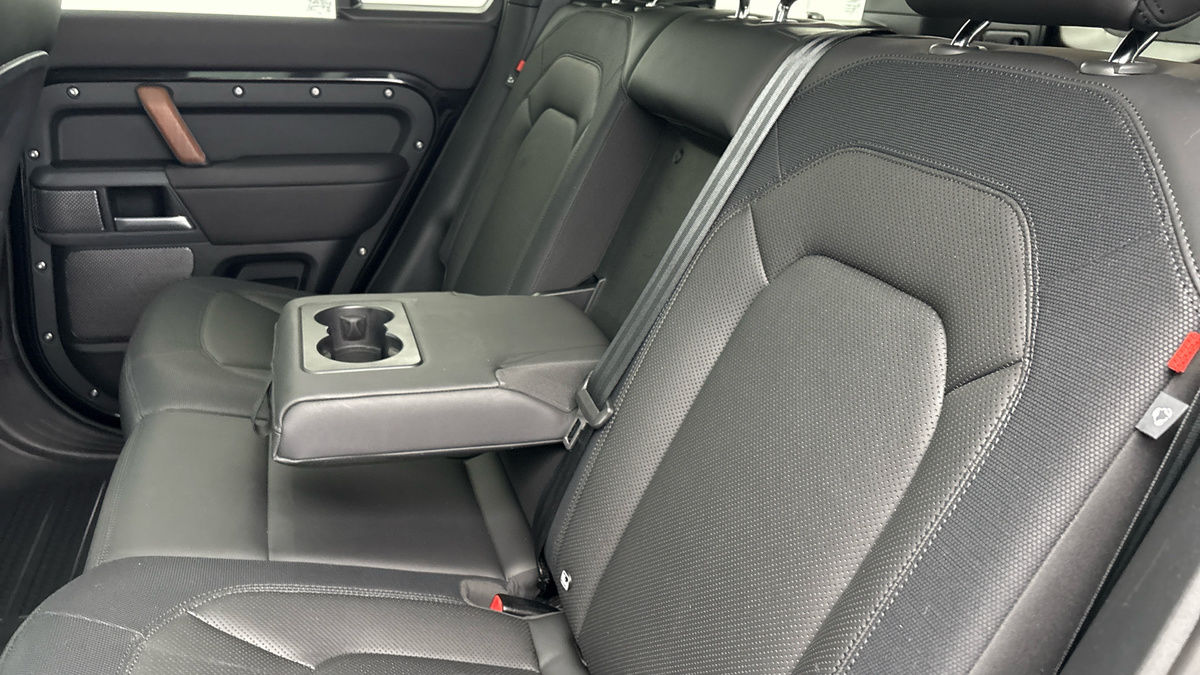Land Rover Defender 110 Image 9