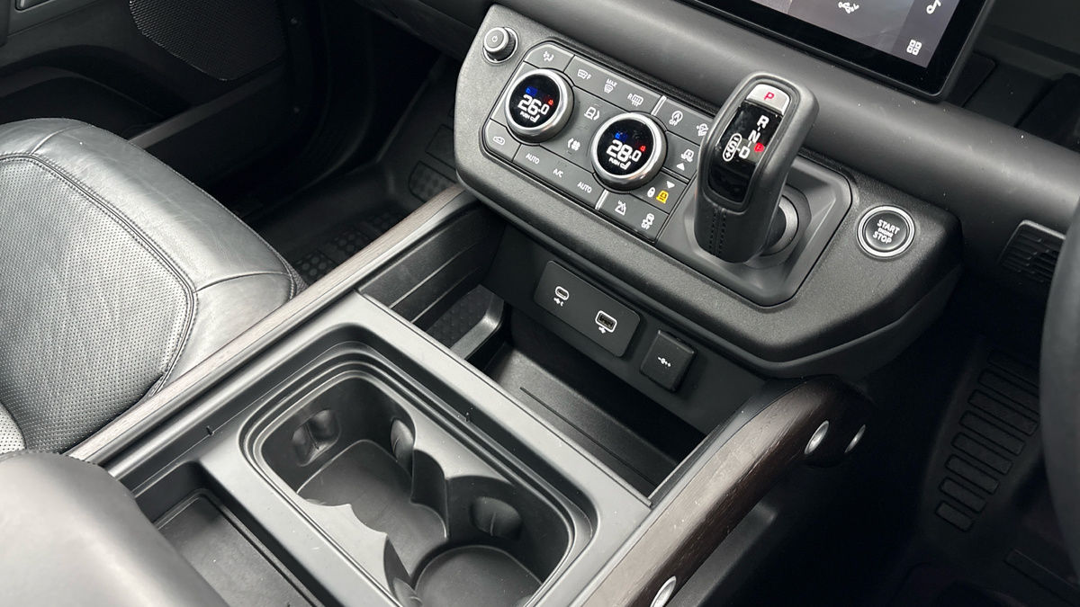 Land Rover Defender 110 Image 18