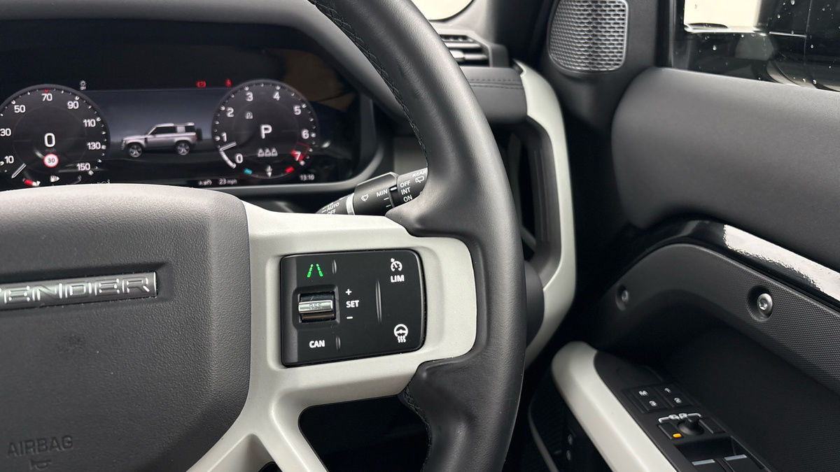 Land Rover Defender 90 Urban Image 28