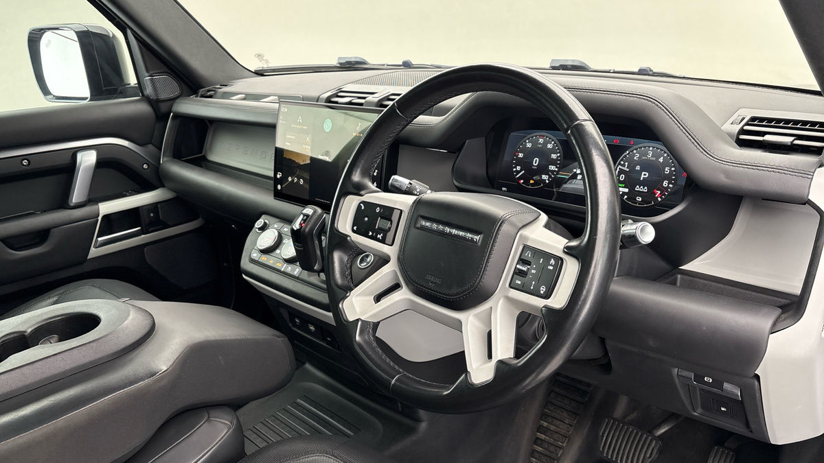 Land Rover Defender 110 Image 5