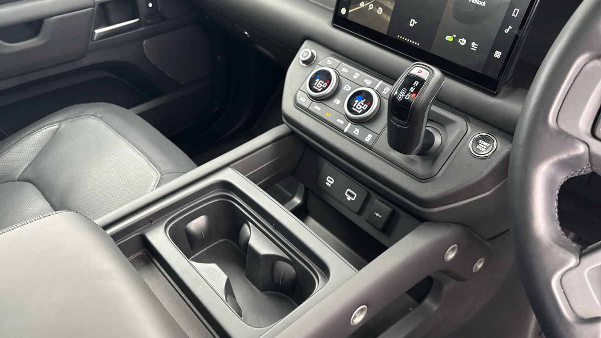 Land Rover Defender 110 Image 18