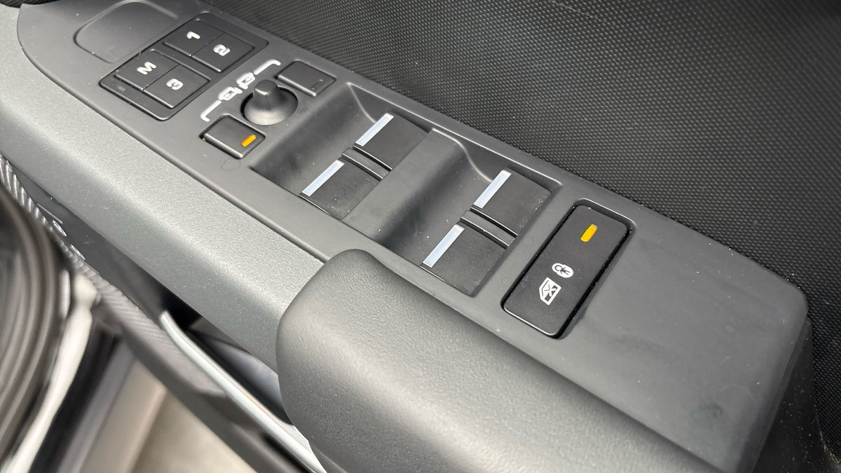 Land Rover Defender 110 Image 25