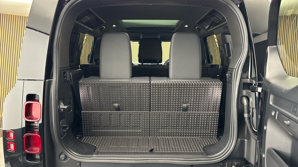 Land Rover Defender 110 Image 11