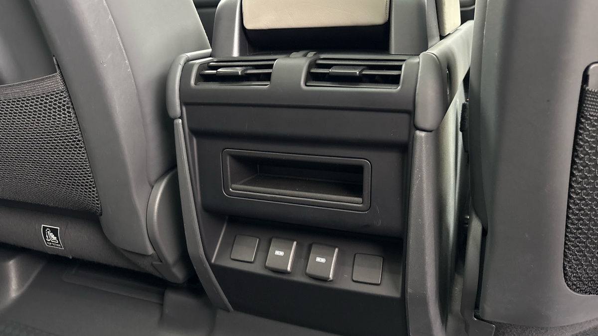 Land Rover Defender 110 Image 25