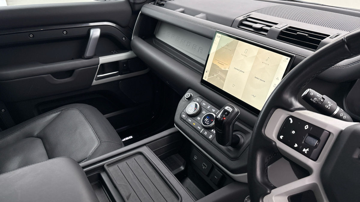 Land Rover Defender 110 Image 18