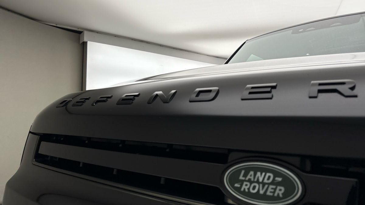 Land Rover Defender 110 Image 24