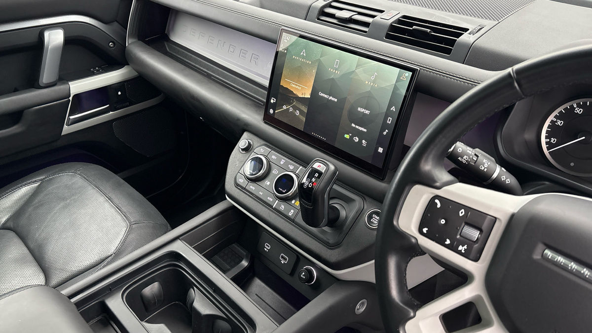 Land Rover Defender 110 Image 18