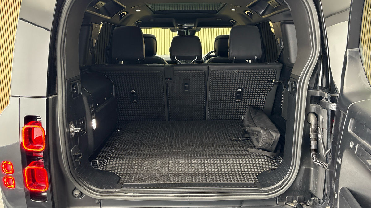 Land Rover Defender 110 Image 11