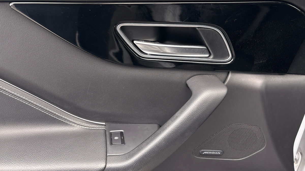 Jaguar F-PACE Image 19