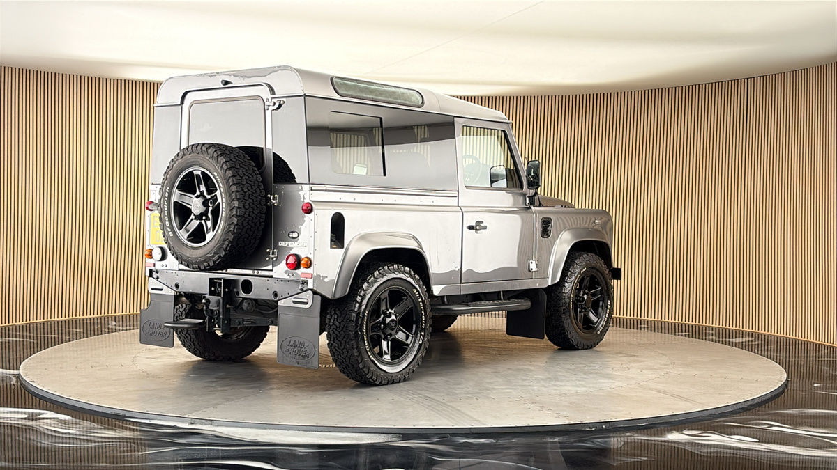 Land Rover Defender 90 Image 21