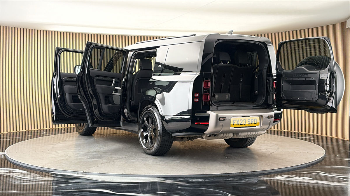 Land Rover Defender 130 Image 23