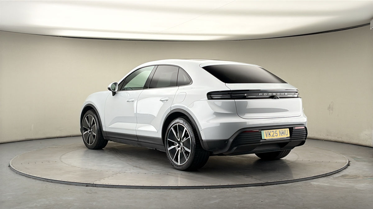 Porsche Macan Image 2