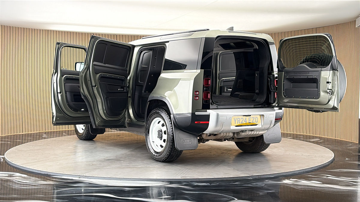 Land Rover Defender 110 Image 23