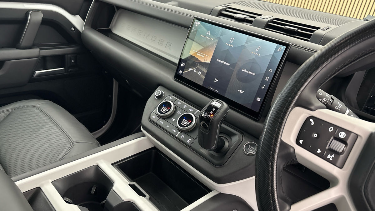 Land Rover Defender 90 Image 18