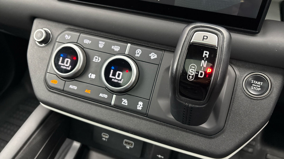 Land Rover Defender 110 Image 25