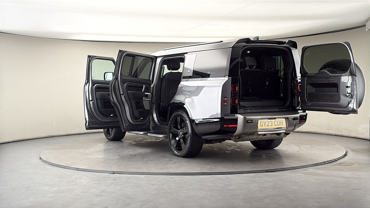 Land Rover Defender 130 Image 23