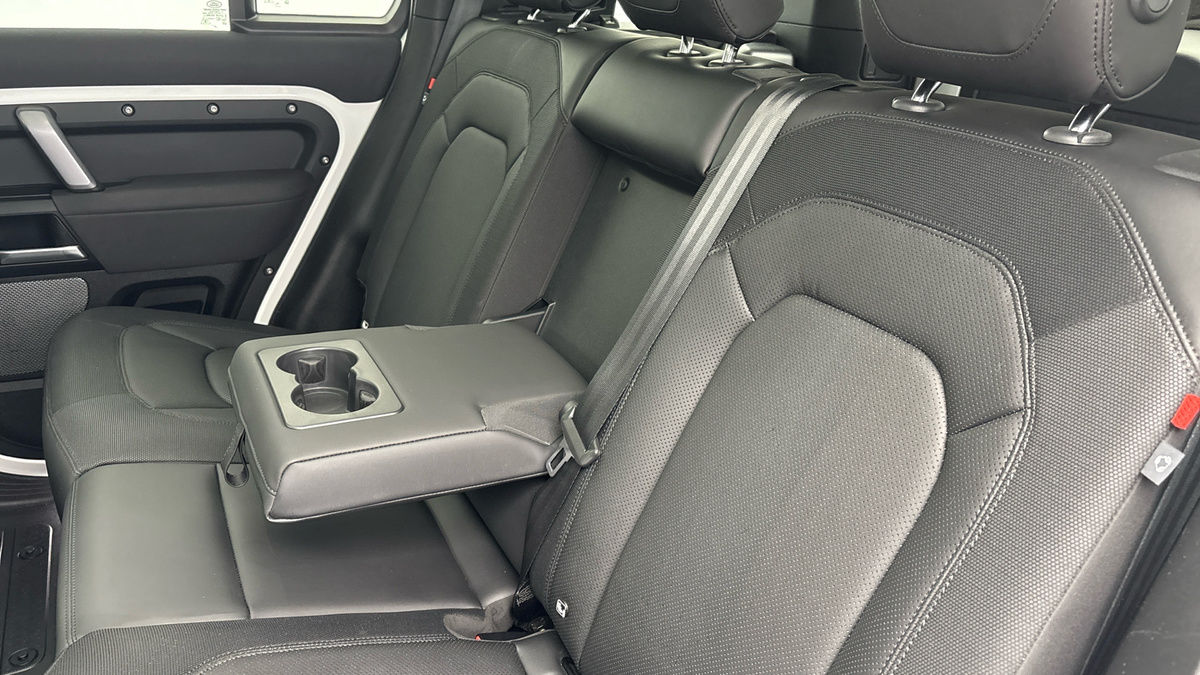 Land Rover Defender 110 Image 9