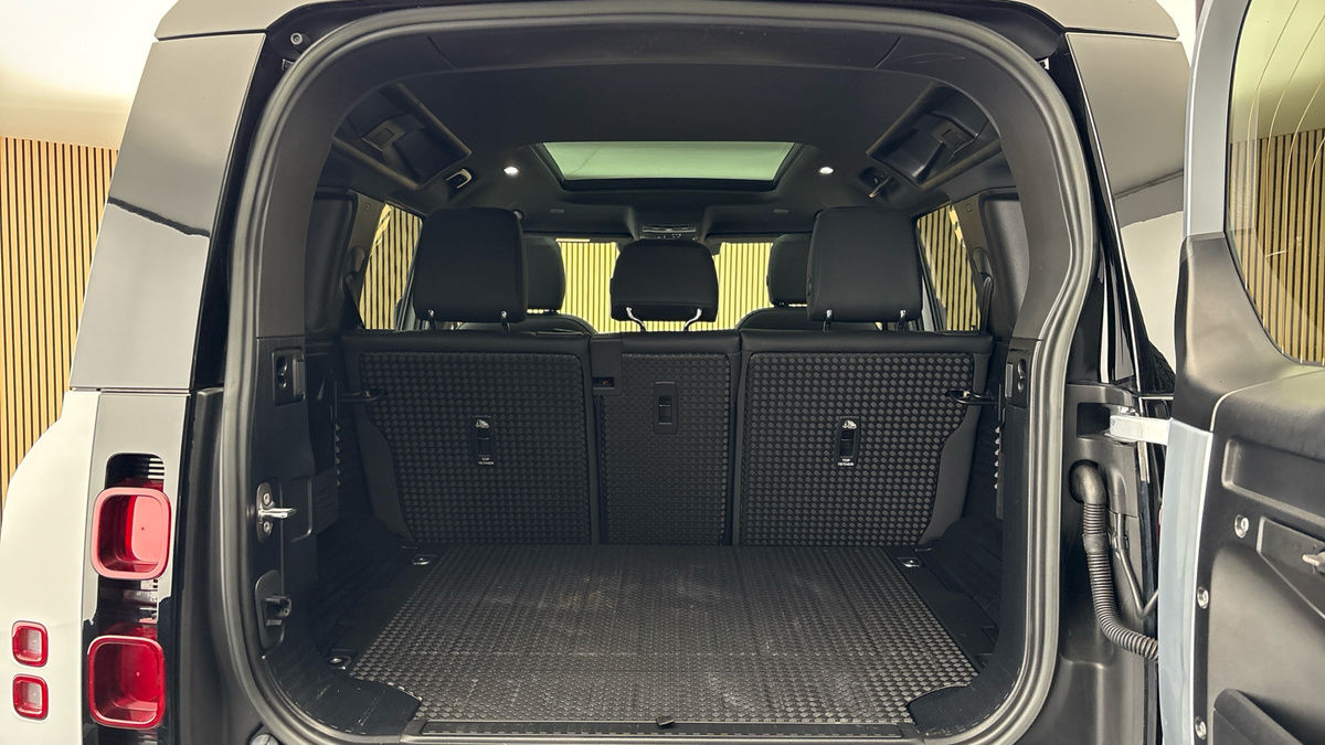 Land Rover Defender 110 Image 11