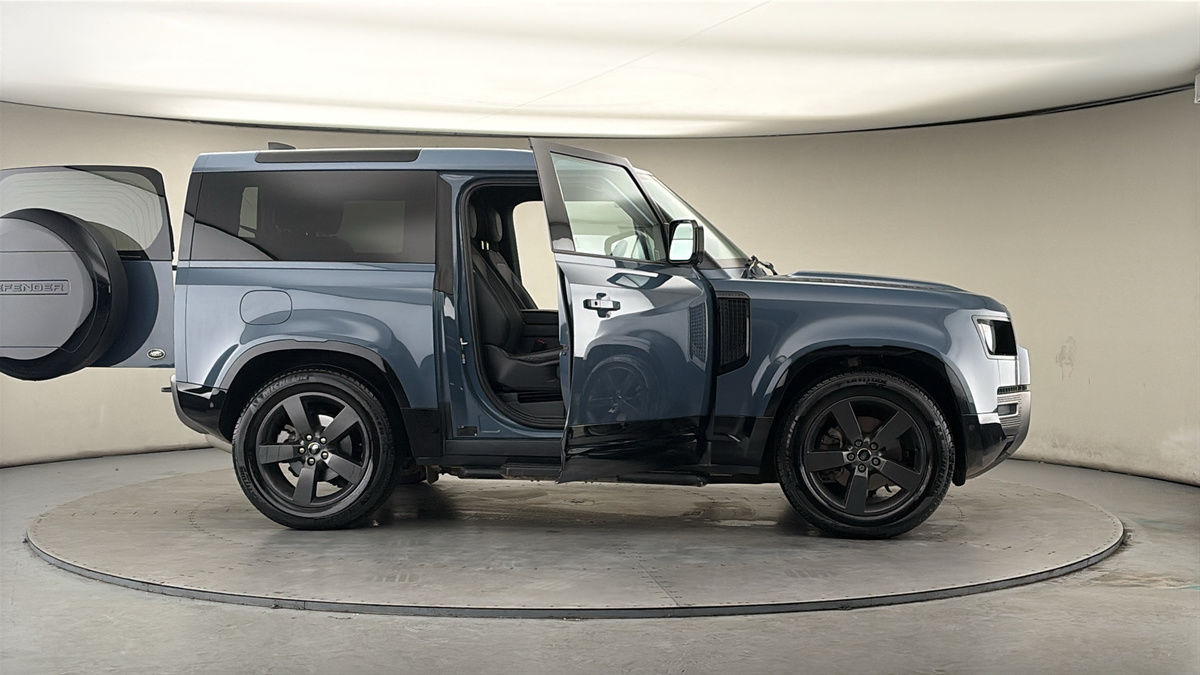 More views of Land Rover Defender 90