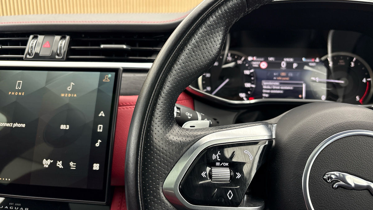 Jaguar F-PACE Image 13