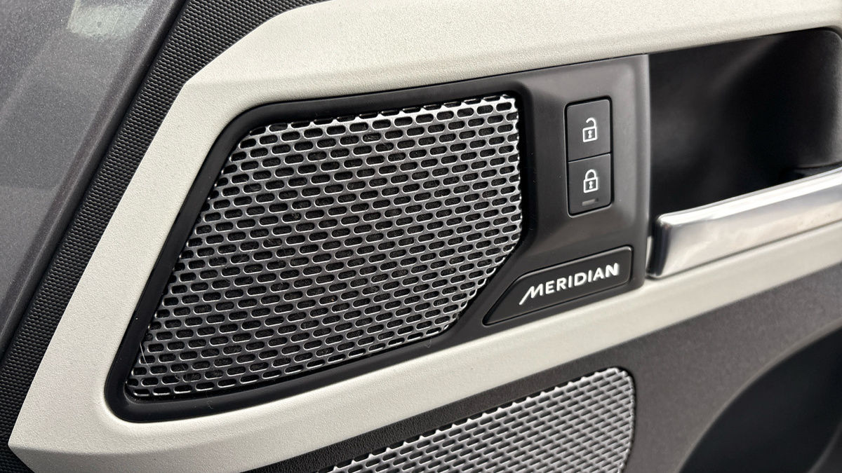 Land Rover Defender 110 Image 25