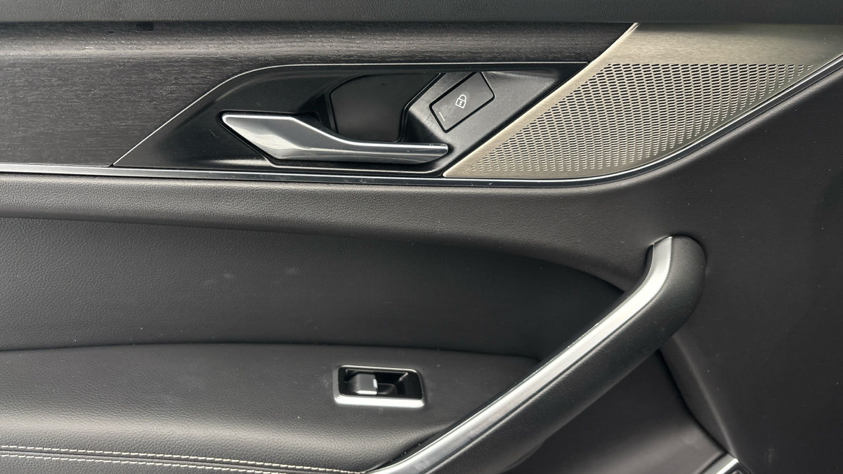 Jaguar F-PACE Image 19