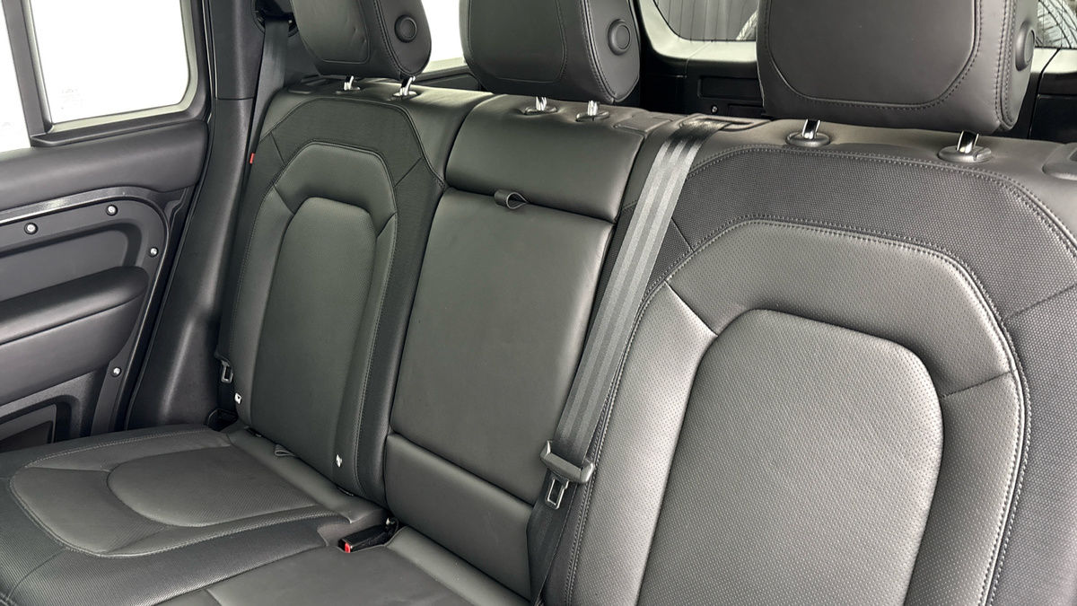 Land Rover Defender 110 Image 8