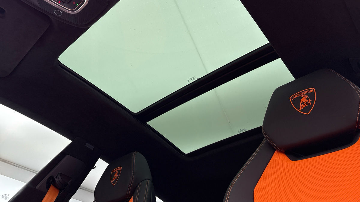 Lamborghini Urus Image 6