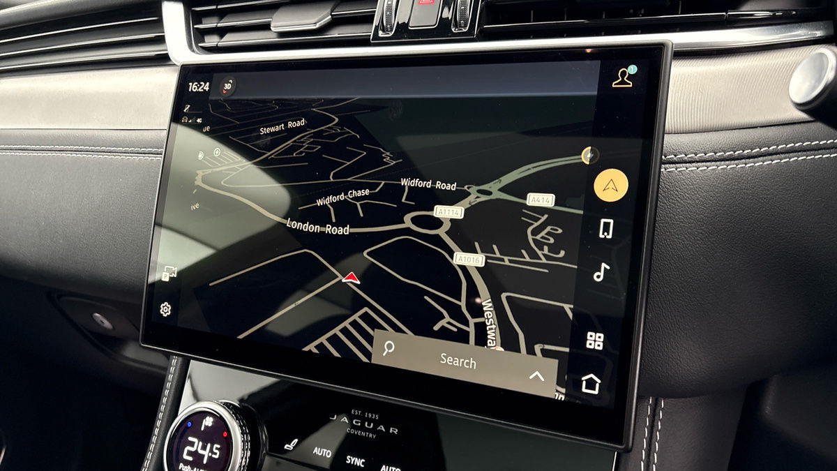 Jaguar F-PACE Image 17