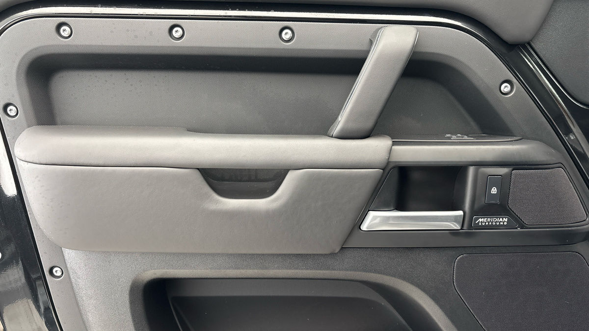 Land Rover Defender 110 Urban Image 19