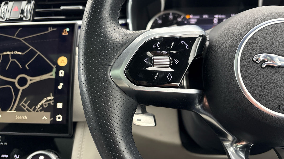 Jaguar F-PACE Image 13
