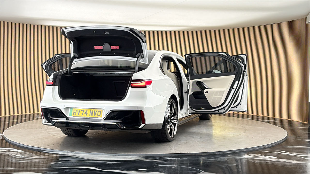 More views of BMW i7