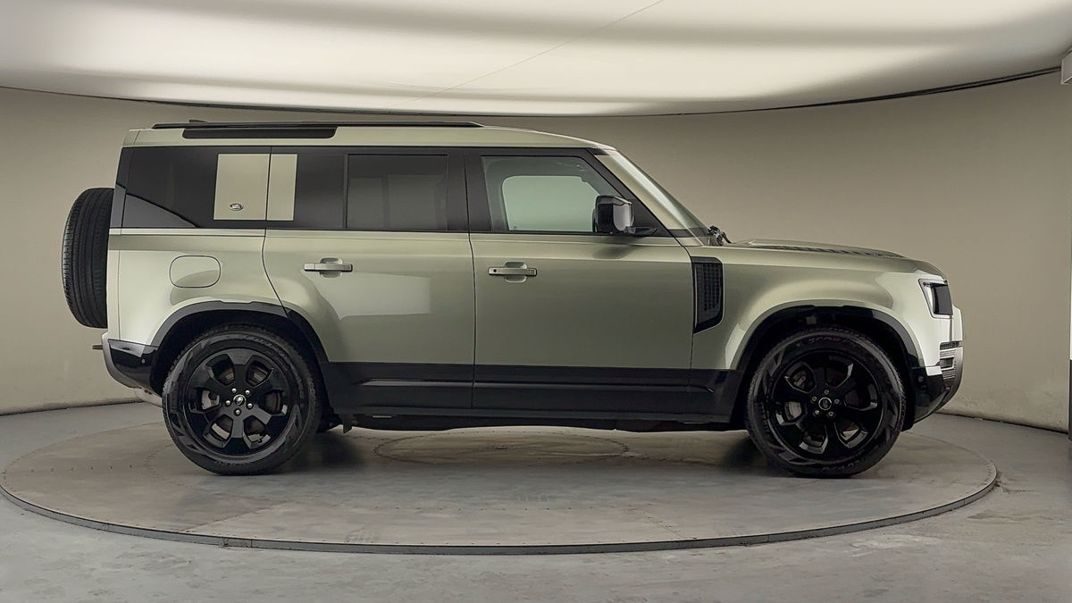 Land Rover Defender 110 Image 16