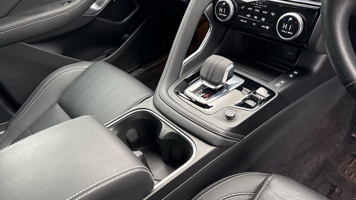 Jaguar E-PACE Image 18