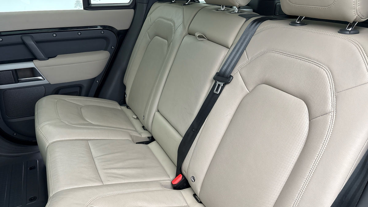 Land Rover Defender 110 Image 8