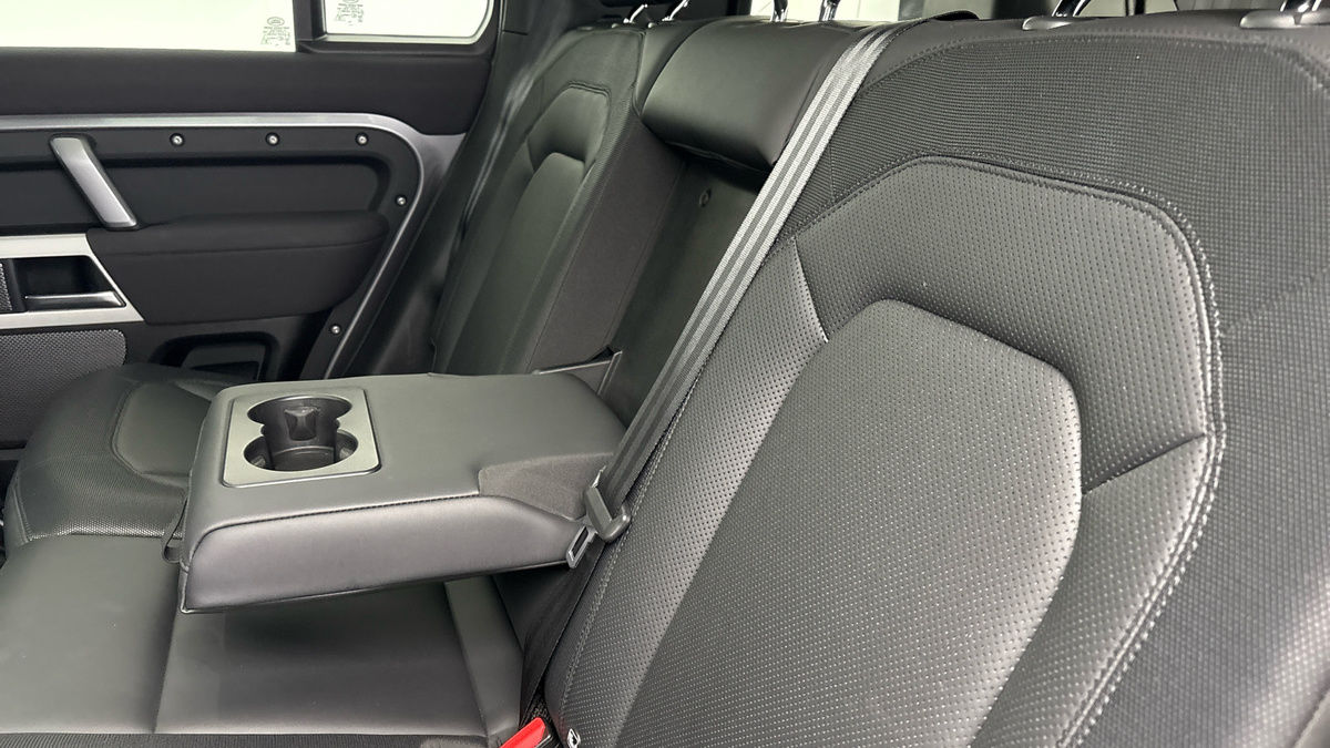 Land Rover Defender 110 Image 9