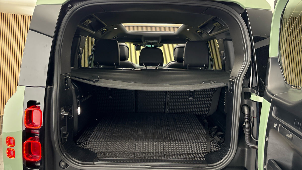 Land Rover Defender 110 Image 11