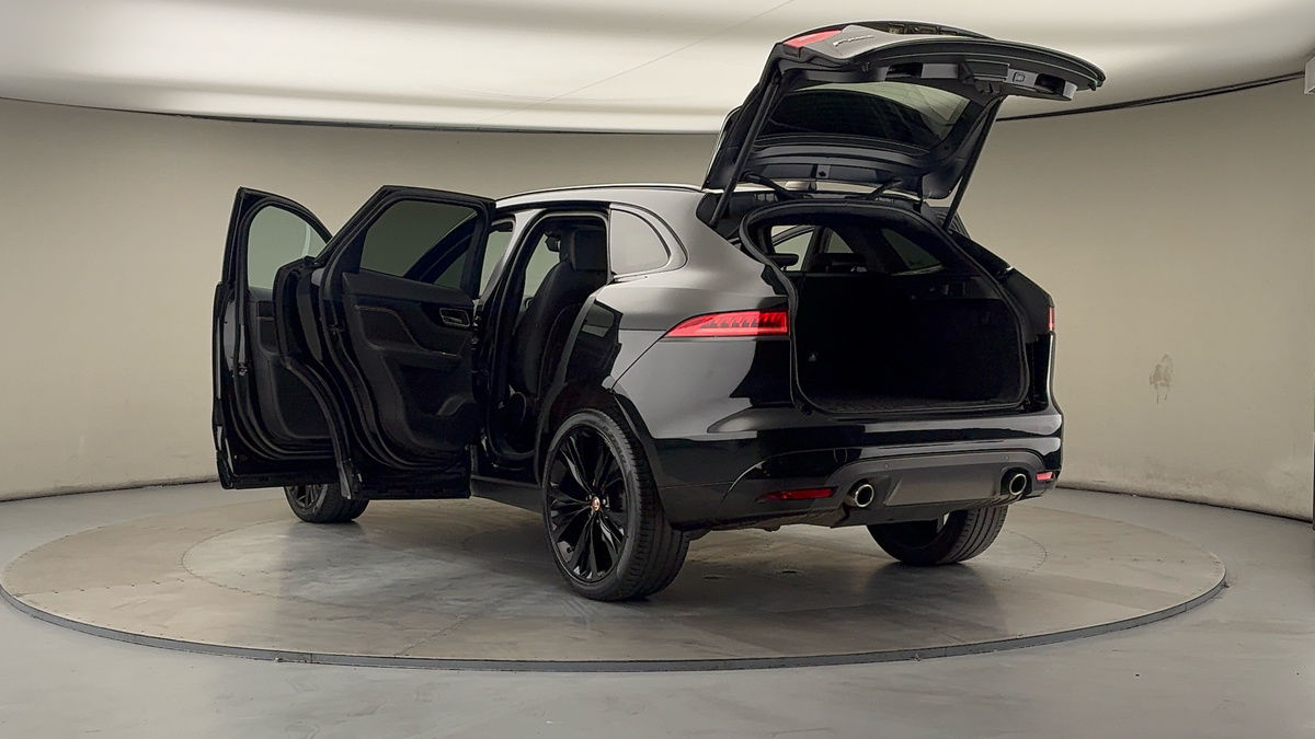 Jaguar F-PACE Image 23