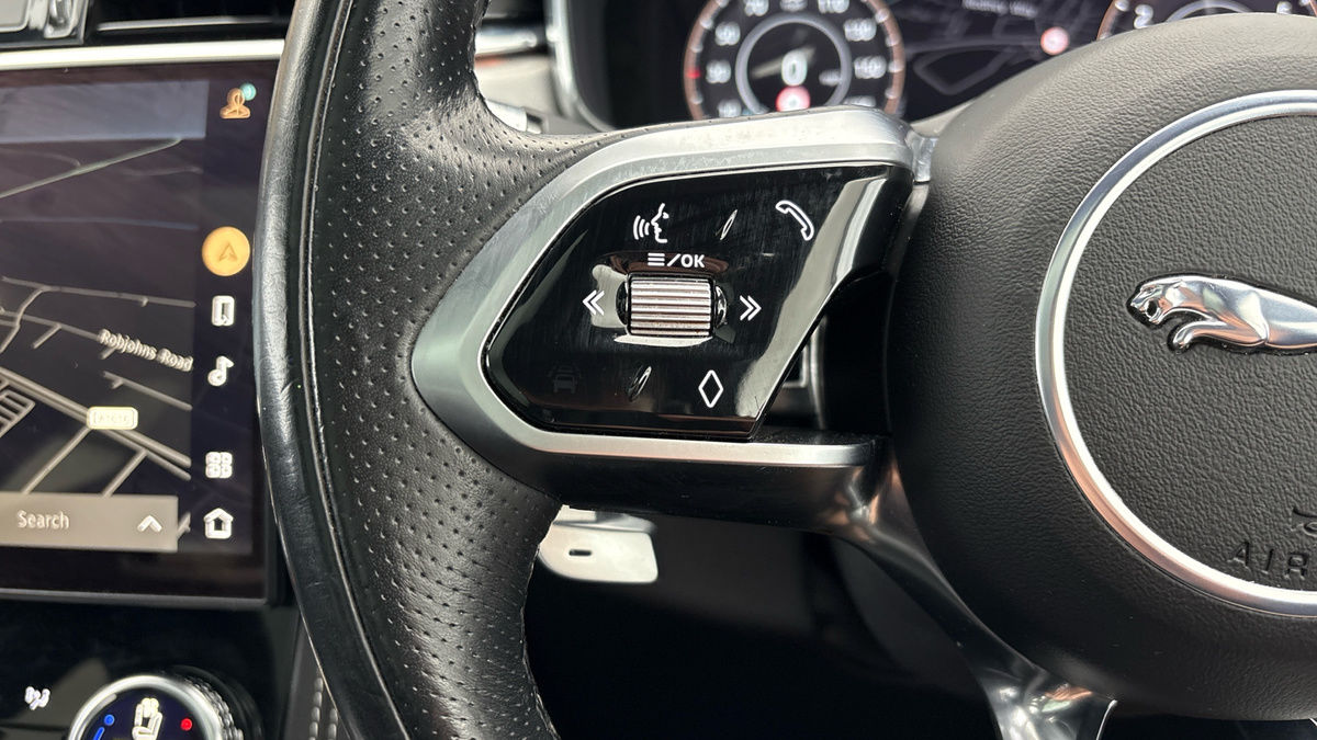 Jaguar F-PACE Image 13