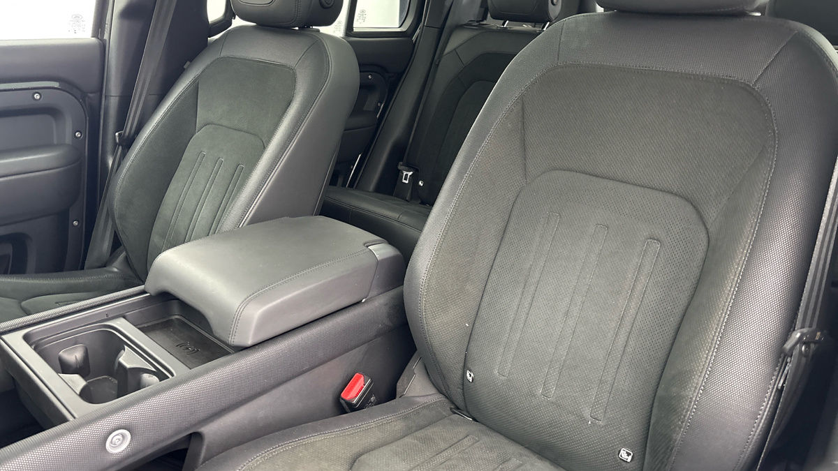 Land Rover Defender 110 Image 14