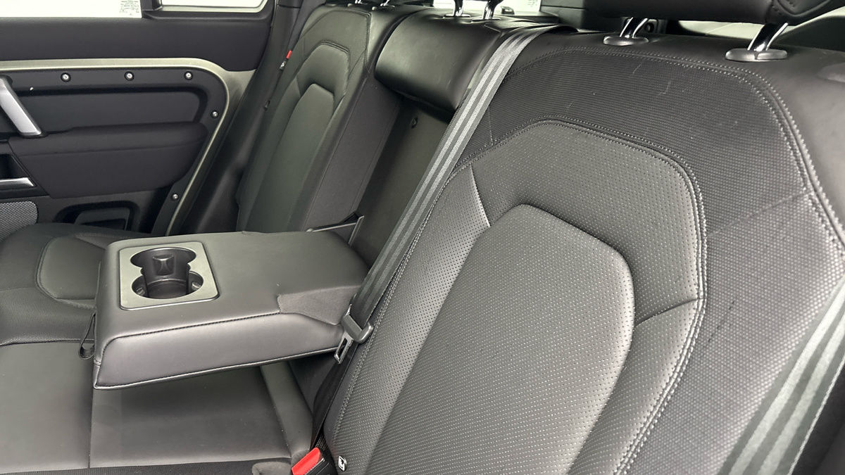 Land Rover Defender 110 Image 9