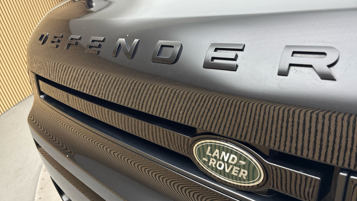 Land Rover Defender 110 Image 24