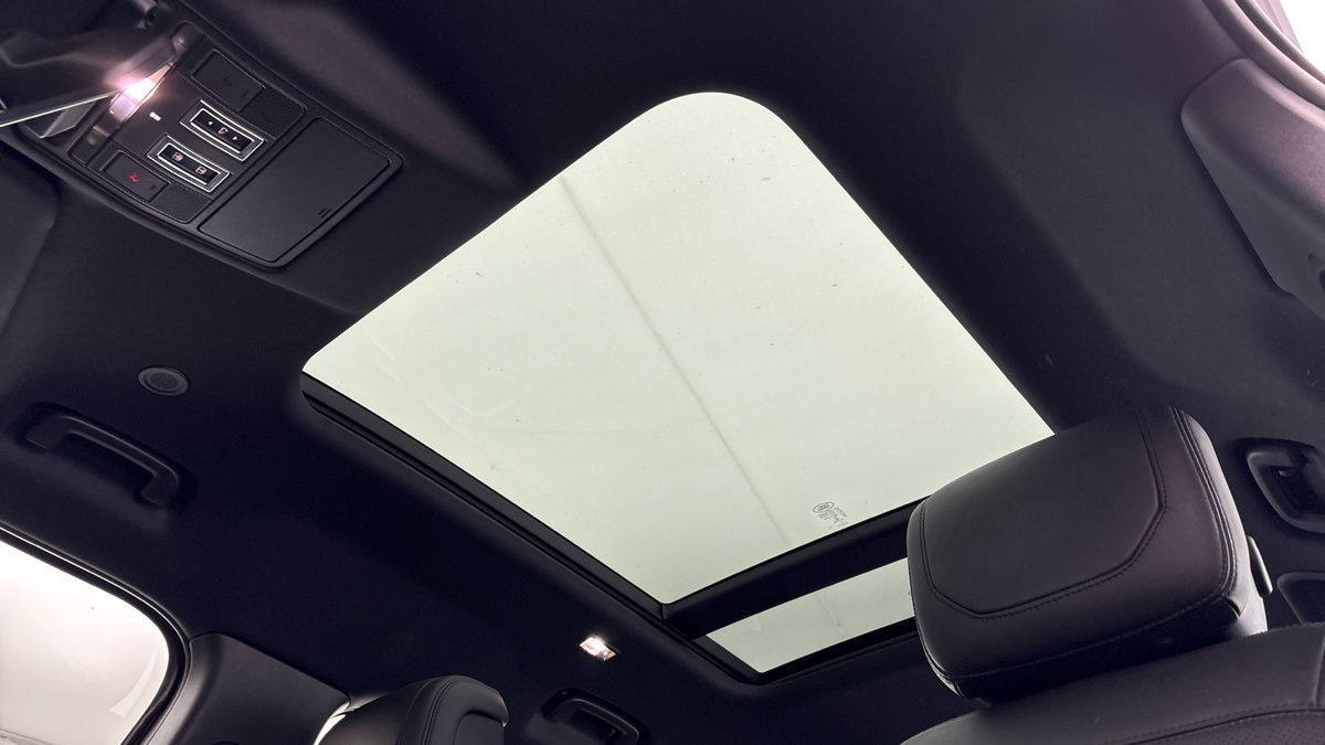 Land Rover Defender 110 Image 6