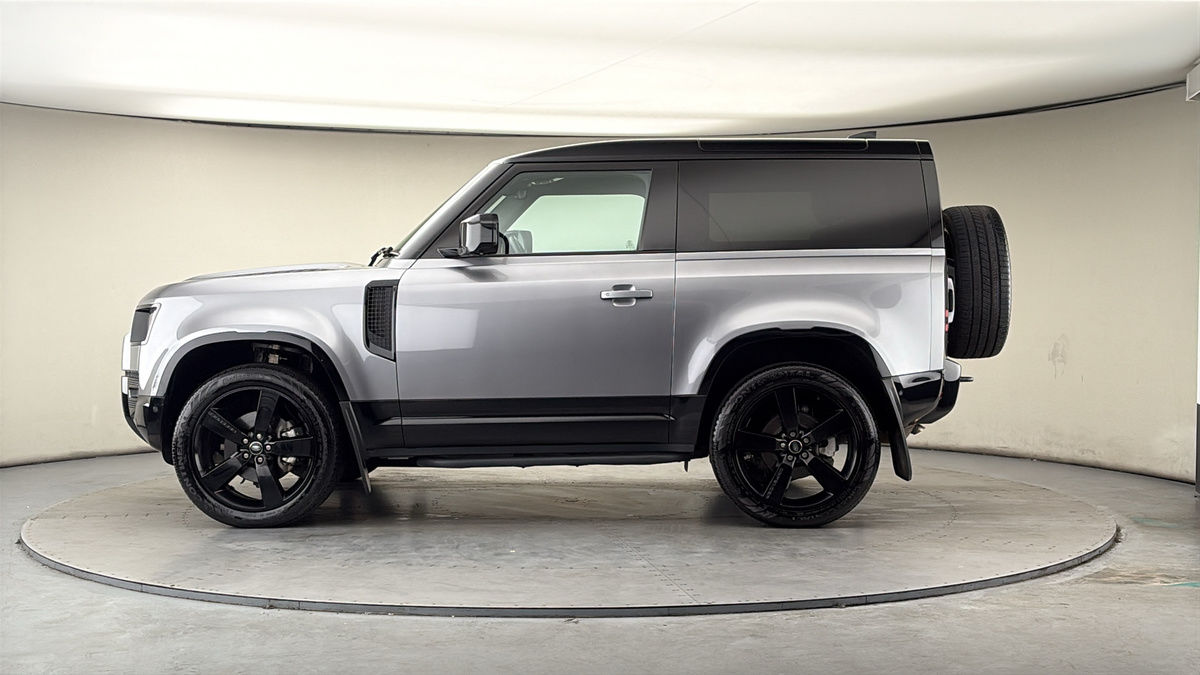 Land Rover Defender 90 Image 15