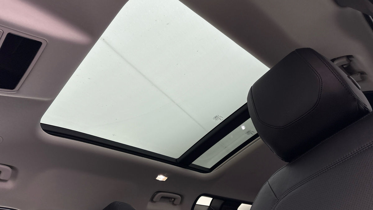 Land Rover Defender 110 Image 6