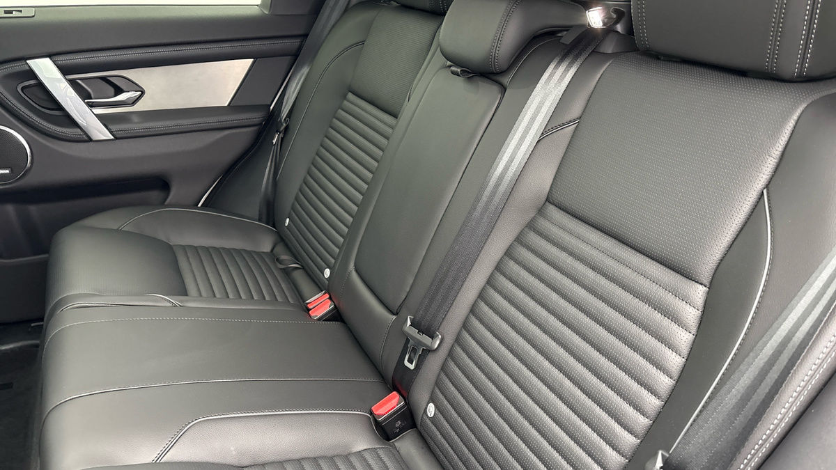 Land Rover Discovery Sport Image 8