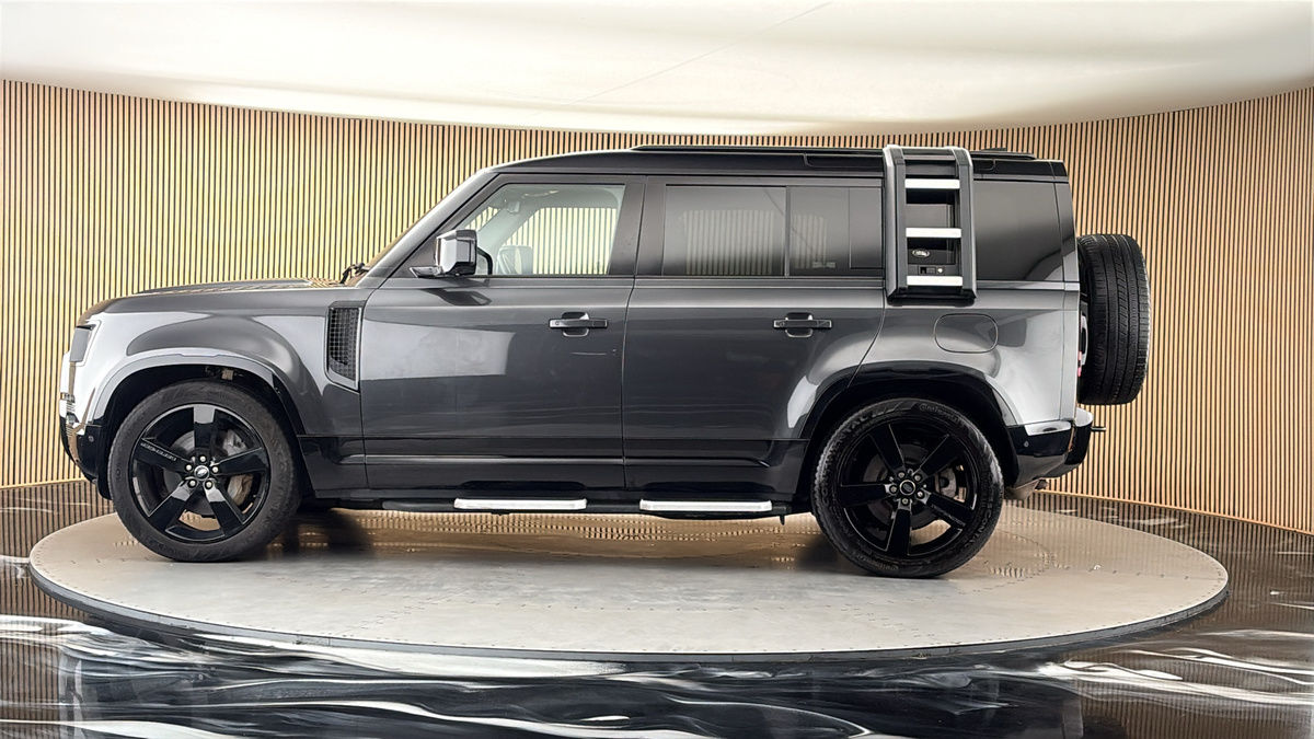 Land Rover Defender 110 Image 15