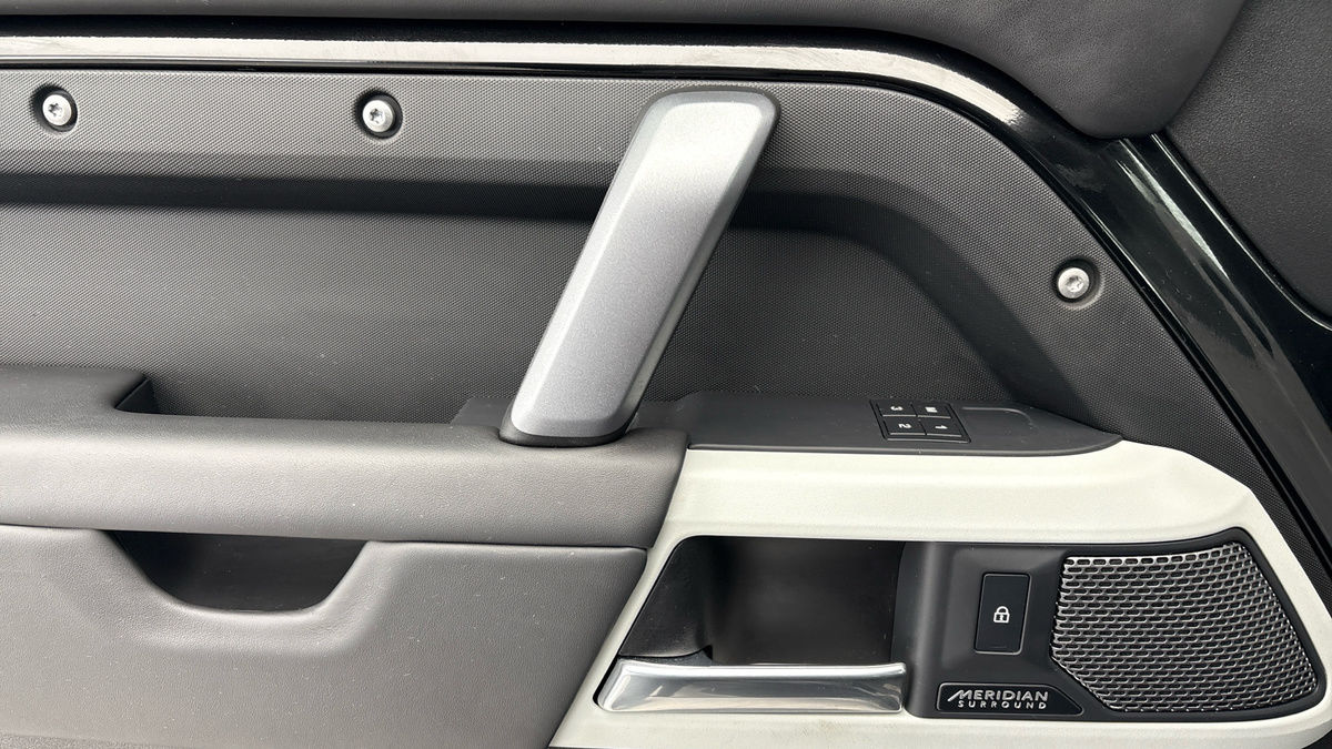 Land Rover Defender 110 Image 19